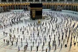 طواف یک زن بی‌حجاب دور کعبه جنجال به پا کرد | ماجرا چه بود؟