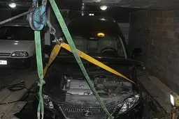 لکسوسی که در گودال افتاد| تلاش 6ساعته آتش نشانی برای خروج ماشین+ تصاویر