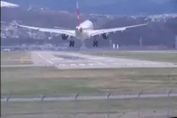 انحراف هواپیما به دلیل وزش باد شدید + ویدئو