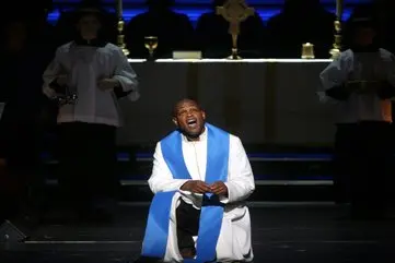 خواننده مشهور اپرا با ضربات چاقو در خانه‌اش کشته شد | پسرش بازداشت شد
