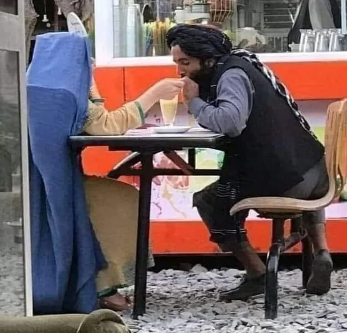  قرار عاشقانه یک جنگجوی طالبان در کافه سیار در کابل! +عکس