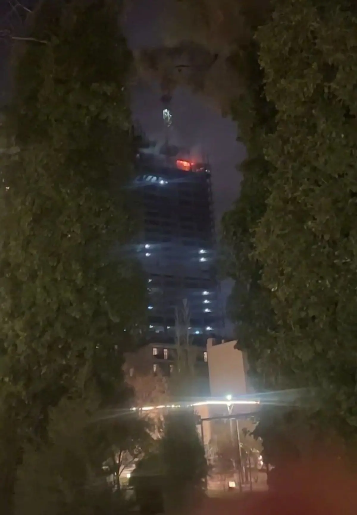 آتش سوزی در هتلی نیمه‌ساز در میدان ونک+ویدئو