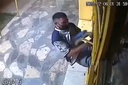 کتک زدن سارق قبل از ورود به مغازه+ویدئو