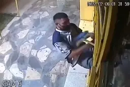 کتک زدن سارق قبل از ورود به مغازه+ویدئو