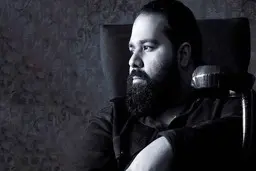 رضا صادقی در 40 سالگی موهایش را بافت! + عکس