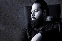 رضا صادقی در 40 سالگی موهایش را بافت! + عکس