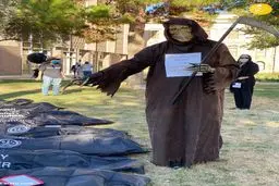    تصاویرمعترضان با حمل کیسه‌های جسد برای لغو قرنطینه 