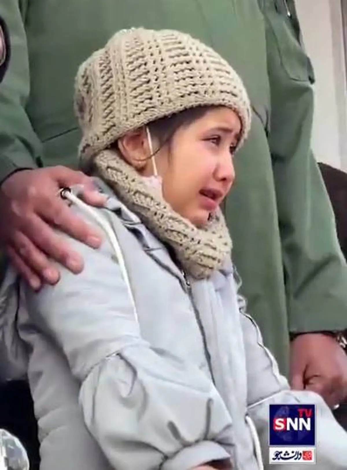  گریه‌های فرزند خردسال شهید فلاحی در فراق پدر در مراسم تشییع + ویدئو 