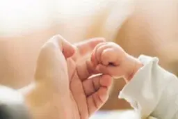 مکالمه یک جنین با مادرش برای منصرف کردن او از سقط!+ویدئو