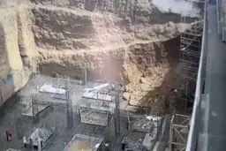 لحظه‌ی ریزش دیواره‌ی گودبرداری و گرفتار شدن کارگر در زیر آوار+ویدئو