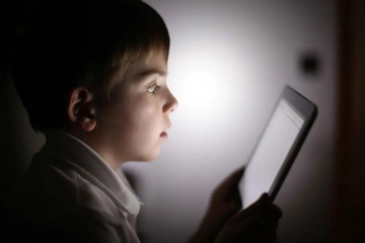 خطرات افزایش استفاده کودکان از تبلت و موبایل