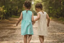 تصاویر دیوارنگاره صورتی در میدان ولیعصر به مناسبت روز دختر | نوشته شده «چشم و چراغِ خونه، دخترِ ایران» +تصویر