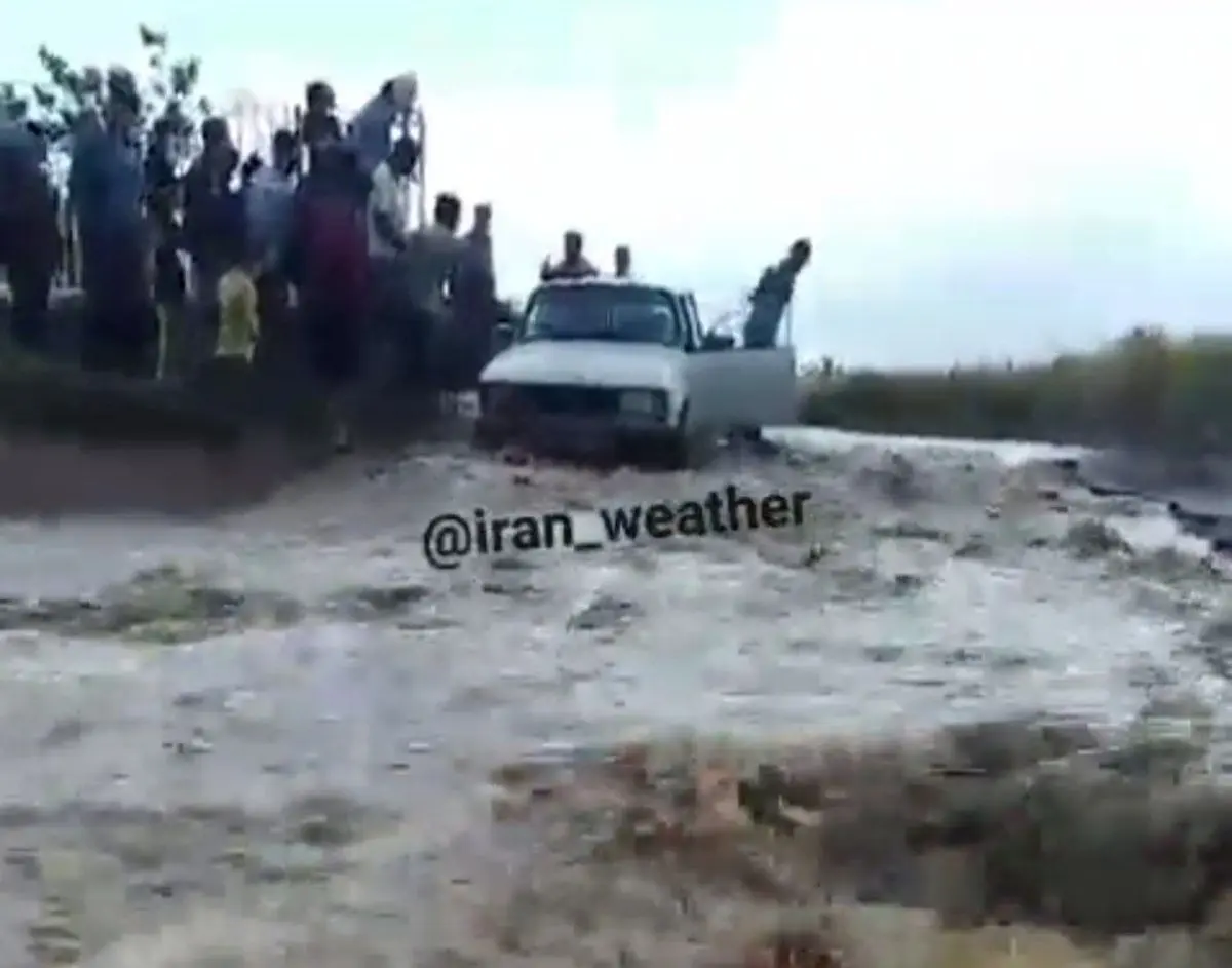 ساعاتی پیش، جاری شدن سیلاب شدید در زیر گذر گناباد، خراسان‌+ویدئو 