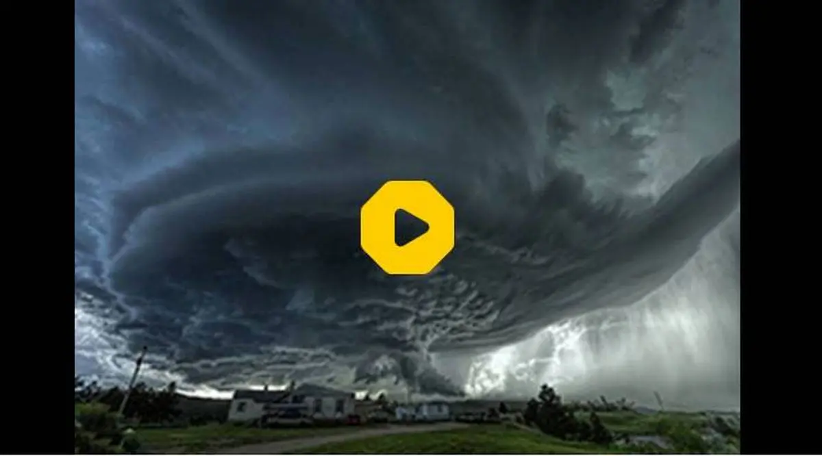 لحظه به پرواز در آمدن یک انسان توسط طوفان!+ ویدئو 