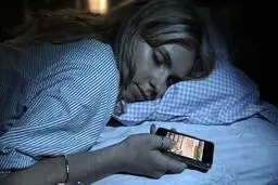 عوارض خطر آفرین خوابیدن کنار تلفن همراه | شب ها کنار تلفن همراه خود نخوابید+ ویدئو 