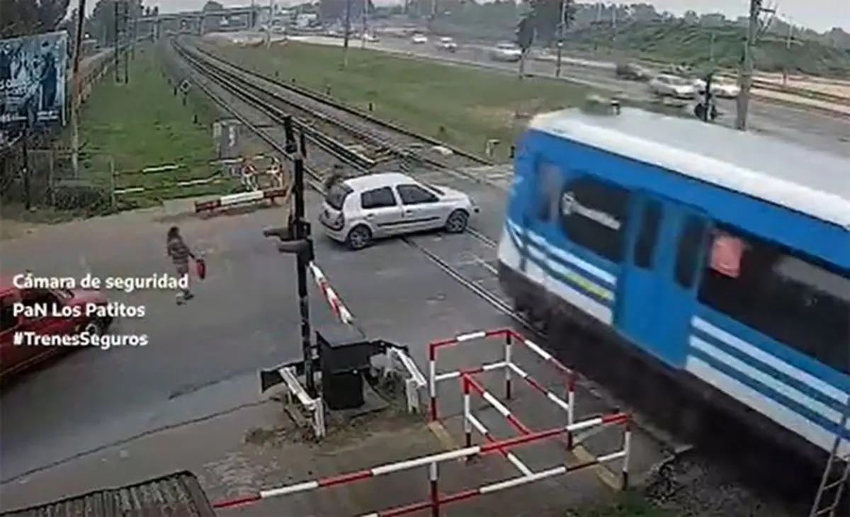 تصادف سنگین قطار و خودرو در آرژانتین + ویدئو 