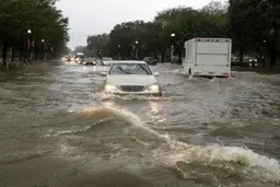 حادثه مچاله شدن یک پراید در سیل گلدره +ویدئو