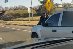 اتفاق عجیب و غیرمنتظره‌ در خیابان‌ | مردی روی کاپوت خودرو با سرعت ۱۱۰ کیلومتر بر ساعت!+ویدئو