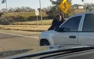 اتفاق عجیب و غیرمنتظره‌ در خیابان‌ | مردی روی کاپوت خودرو با سرعت ۱۱۰ کیلومتر بر ساعت!+ویدئو