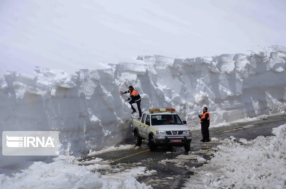 ارتفاع برف در محور مهاباد - بوکان به بیش از ۶ متر رسید 