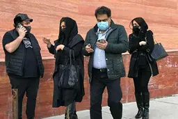 حضور ورزشکاران و هنرمندان مقابل محل بستری علی انصاریان+ عکس |  همه برای سلامتی علی انصاریان دست به دعا شدند