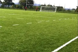 کتک خوردن پلیس توسط تماشاگران در زمین فوتبال!+ ویدئو