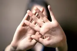 مأمور قلابی آزارگر زنان خانه‌دار | جوان مسلح پس از تجاوز‌های سریالی متواری شده است