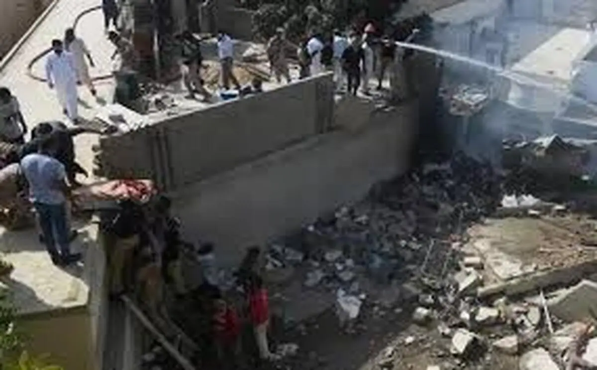 در حادثه سقوط هواپیمای پاکستانی 3 نفر نجات پیدا کردند