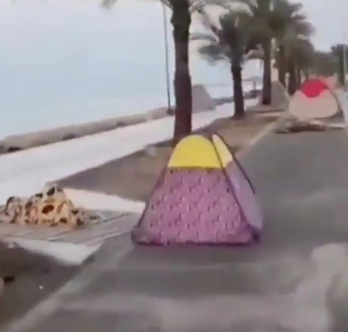 چادرهای مسافران نوروزی در ساحل خواجه‌عطا، بندرعباس + ویدئو