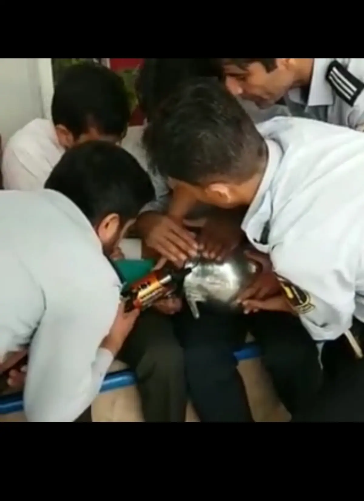 عملیات حساس خارج‌کردن سر دختر بچه ۳ ساله از داخل دیگ زودپز + ویدئو