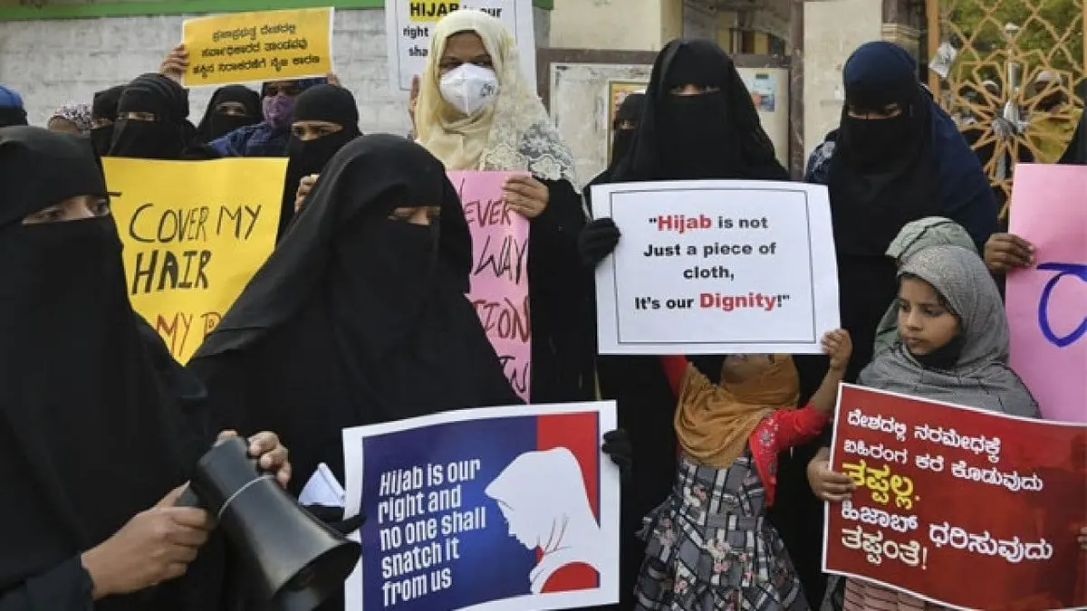 اعتراضات هندی ها به ممنوعیت حجاب در مدارس 