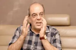 عباس عبدی: حمله اصولگرایان به روحانی، تف سربالاست |  به چه چیزی حمله می‌کنید؟ به کل سابقه‌ای که مدافع آن هستید؟