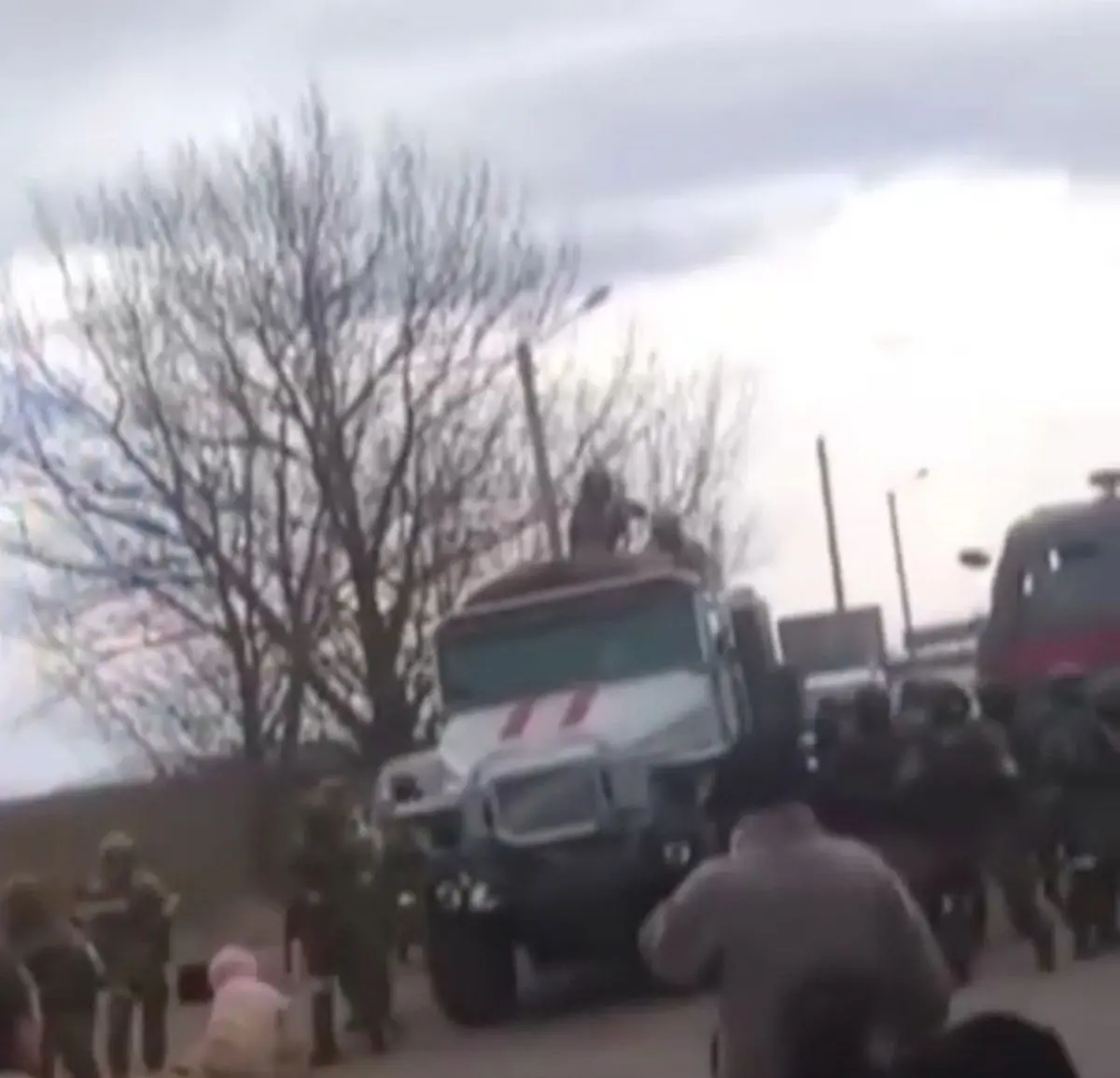 تیراندازی هوایی ارتش روسیه برای متفرق کردن معترضان اوکراینی+ویدئو