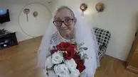 ازدواج عجیب این پیرزن ۷۷ ساله با خودش | دم پیری و معرکه گیری! | تنهایی بدجور زده به سرش! + ویدئو