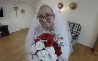 ازدواج عجیب این پیرزن ۷۷ ساله با خودش | دم پیری و معرکه گیری! | تنهایی بدجور زده به سرش! + ویدئو