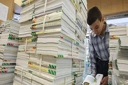 چه زمانی کتاب‌های درسی بین دانش‌آموزان توزیع می‌شود؟