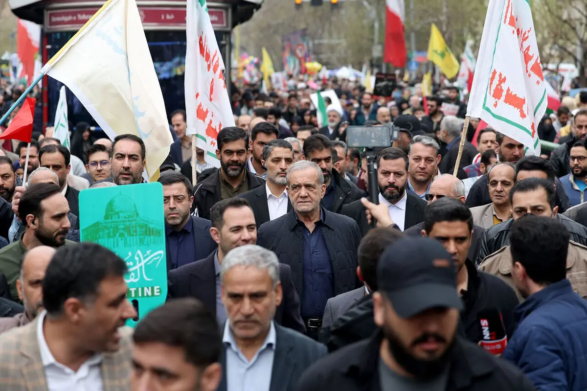 حضور رئیس‌جمهور در راهپیمایی روز قدس | همراهی با مردم و فریاد استکبارستیزی