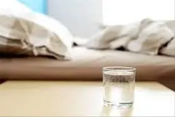 یک لیوان آب کنار تخت | عادتی ساده که ممکن است جان شما را نجات دهد! +ویدئو