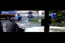 لحظه آتش گرفتن موتور و موتورسوار در هند هنگام ضدعفونی شدن توسط مامور ضدکرونا!+فیلم