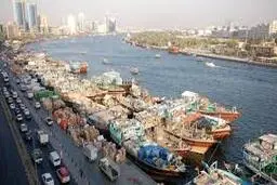 یک فروند لنج باری در اسکله دبی غرق شد.
