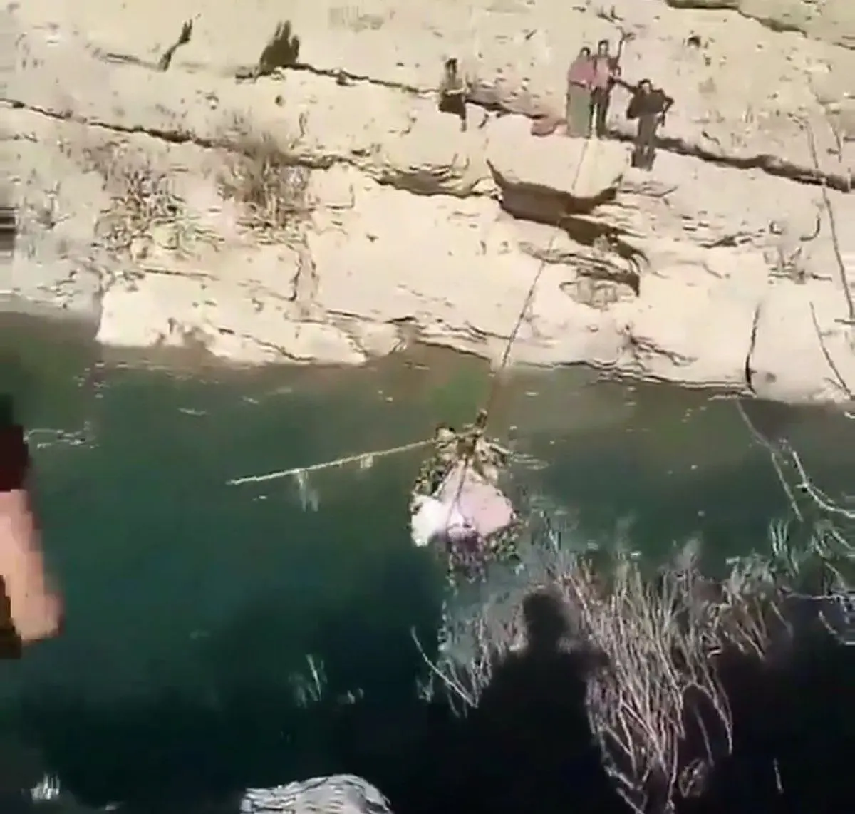 مادر جوان عشایر با نوزاد چند روزه‌اش، با طناب از دره‌ عبور کرد تا به خانه برسد!+ویدئو 