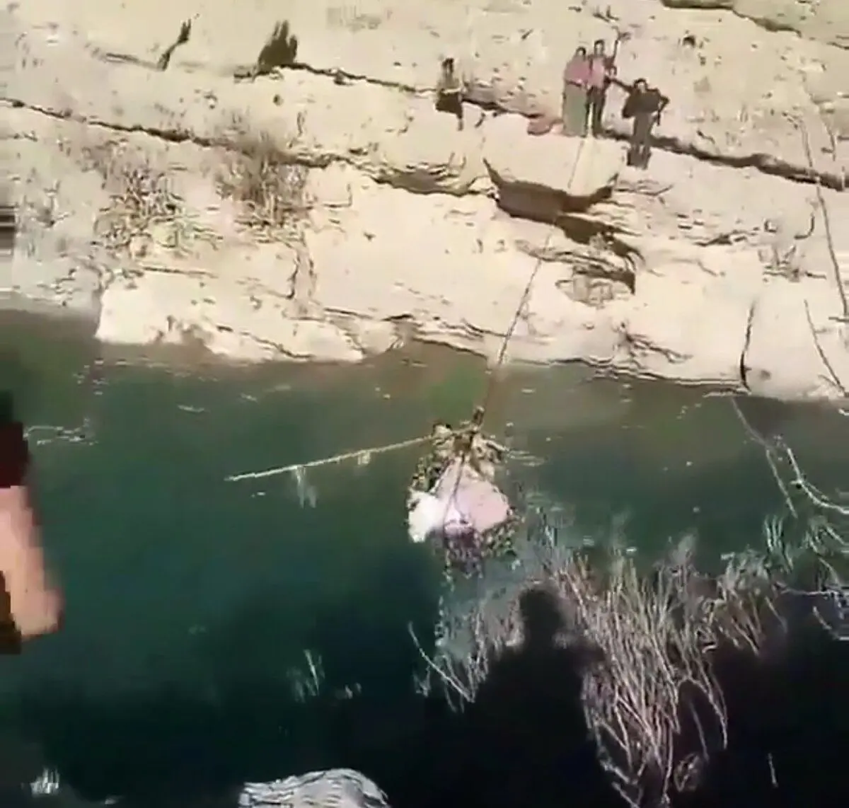 مادر جوان عشایر با نوزاد چند روزه‌اش، با طناب از دره‌ عبور کرد تا به خانه برسد!+ویدئو 
