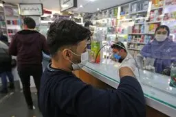 عرضه ماسک و دستکش به داروخانه‌ها با قیمت‌های گزاف