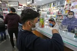 عرضه ماسک و دستکش به داروخانه‌ها با قیمت‌های گزاف