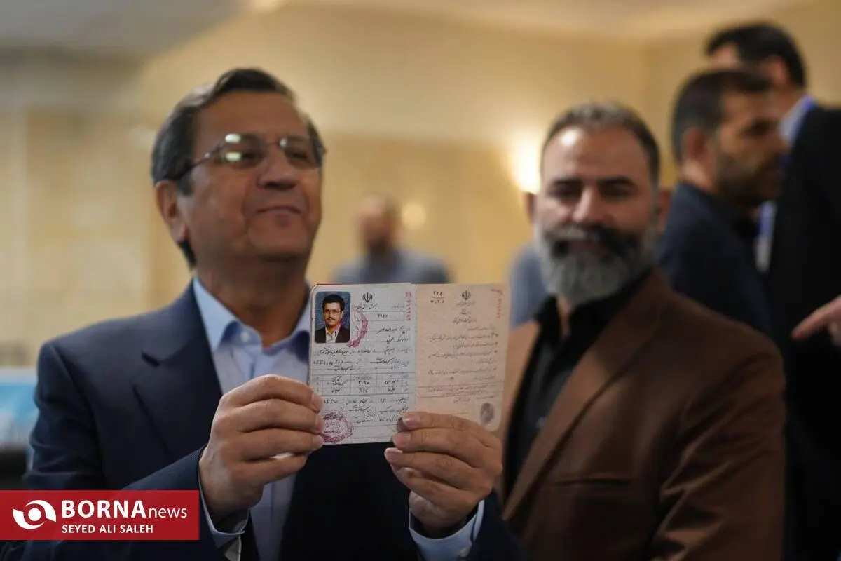 ورود عبدالناصر همتی به ستاد انتخابات | ثبت‌نام برای ریاست جمهوری؟