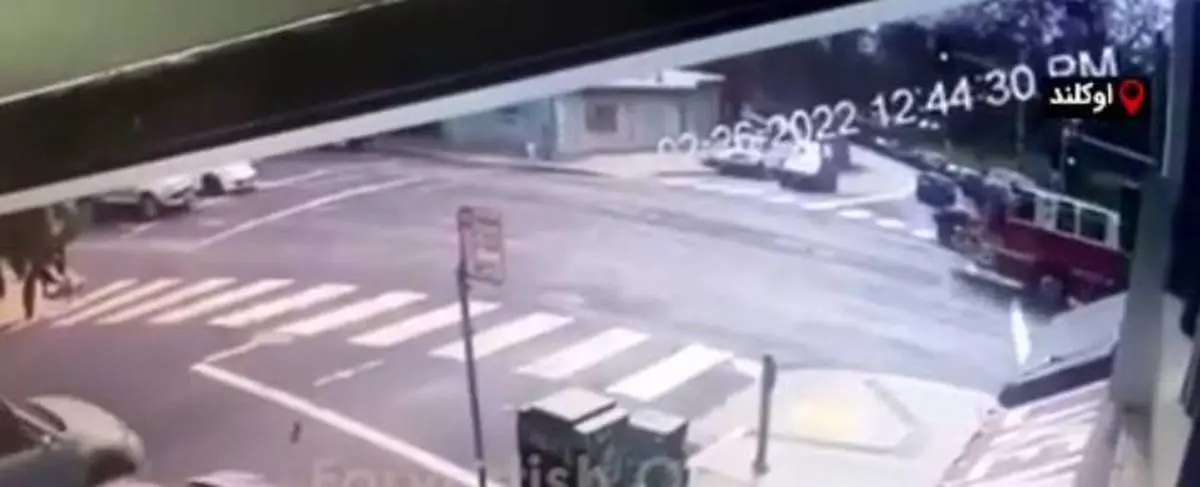 برخورد شدید کامیون آتشنشانی با ورودی یک ساختمان + ویدئو 