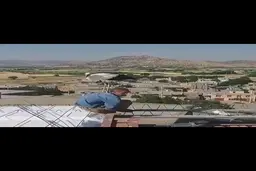 لک‌لک روی دوش مرد مریوانی نشست + ویدئو