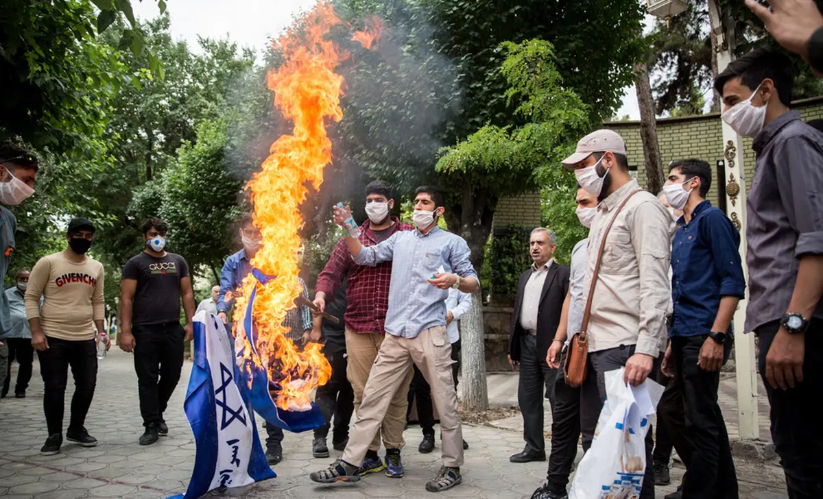 تصاویر| تجمع و آتش مقابل سفارت ارمنستان در تهران