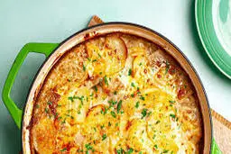 طرز تهیه گراتن سیب‌زمینی؛ پنیری، لطیف | با گراتن سیب‌زمینی، یک غذای فرانسویِ متفاوت روی میزت داشته باش