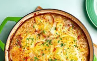 طرز تهیه گراتن سیب‌زمینی؛ پنیری، لطیف | با گراتن سیب‌زمینی، یک غذای فرانسویِ متفاوت روی میزت داشته باش